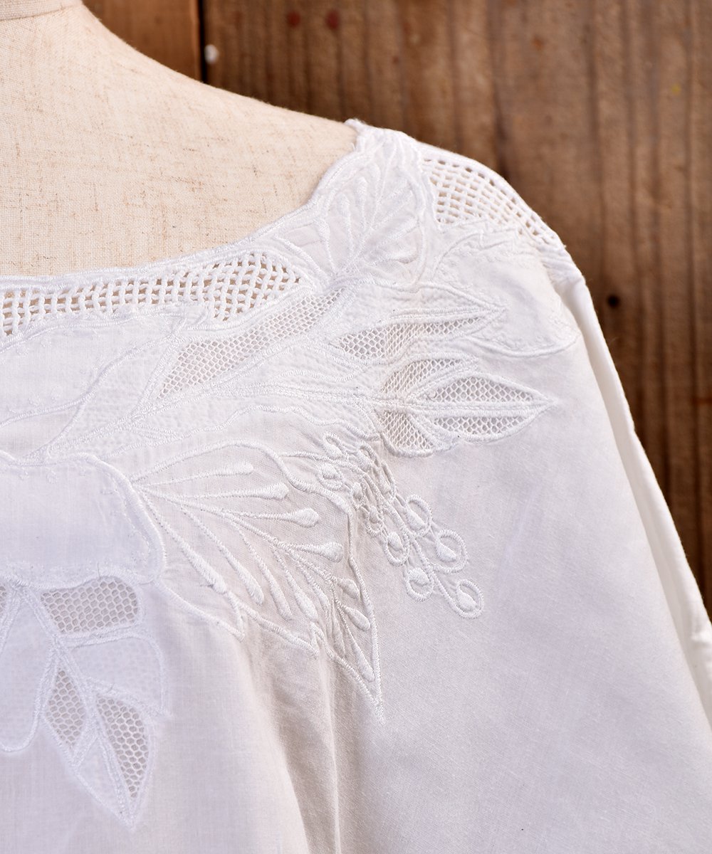 Made in Europe Boat Neck Sleeveless Embroidery Blouse å衼å ܡȥͥå ꡼֥쥹ɽ֥饦ͥ