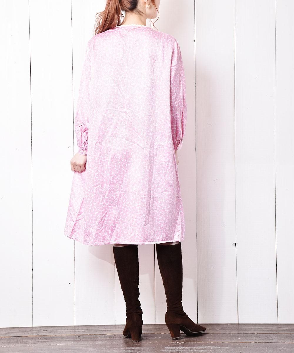 vintage ヨーロッパ 古着 花柄 パイピング パフスリーブ ワンピース 送料無料】フランス買い付け 70年代製 ネイビー X 花柄 カット