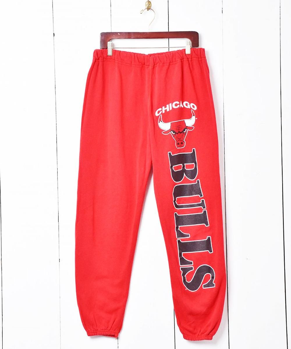 アメリカ製 「CHICAGO BULLS」ロゴスウェットパンツ レッド - 古着の