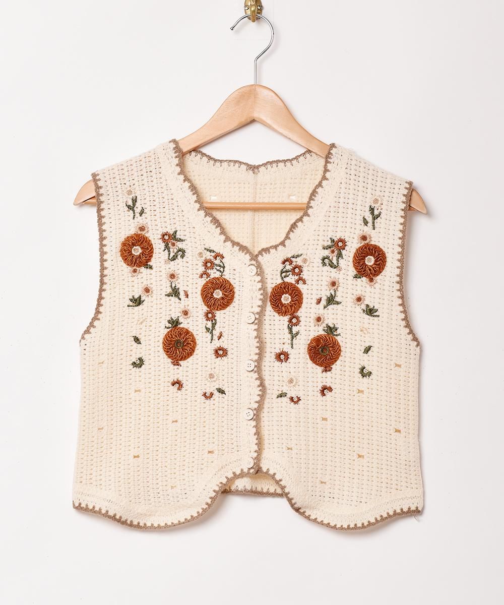 Meridian」フラワー刺繍 クロシェニットベスト アイボリー Meridian」フラワー刺繍 クロシェニットベスト アイボリー