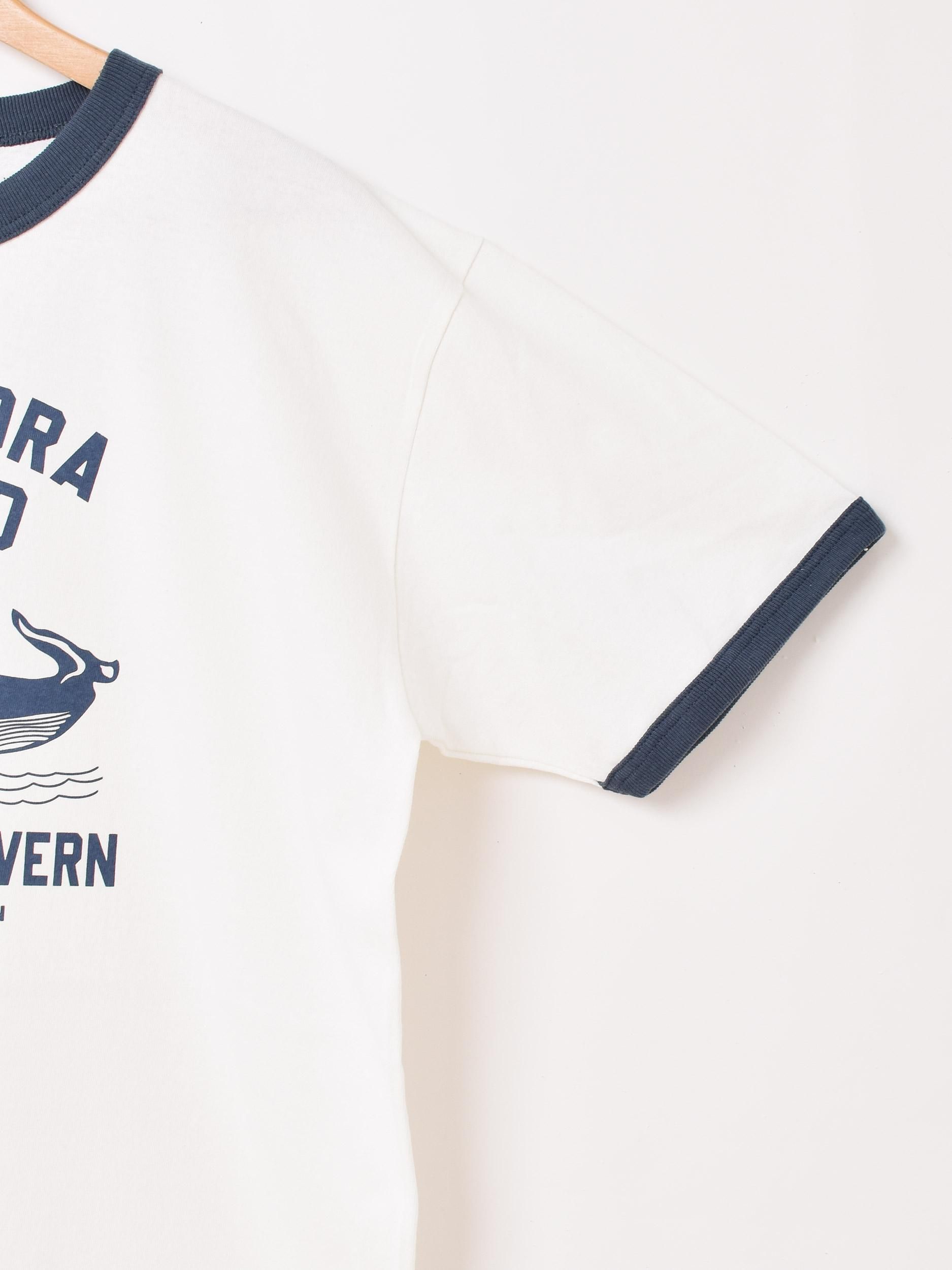 2色展開】プリント リンガーTシャツ「THE WHALE TAVERN」 ネイビー