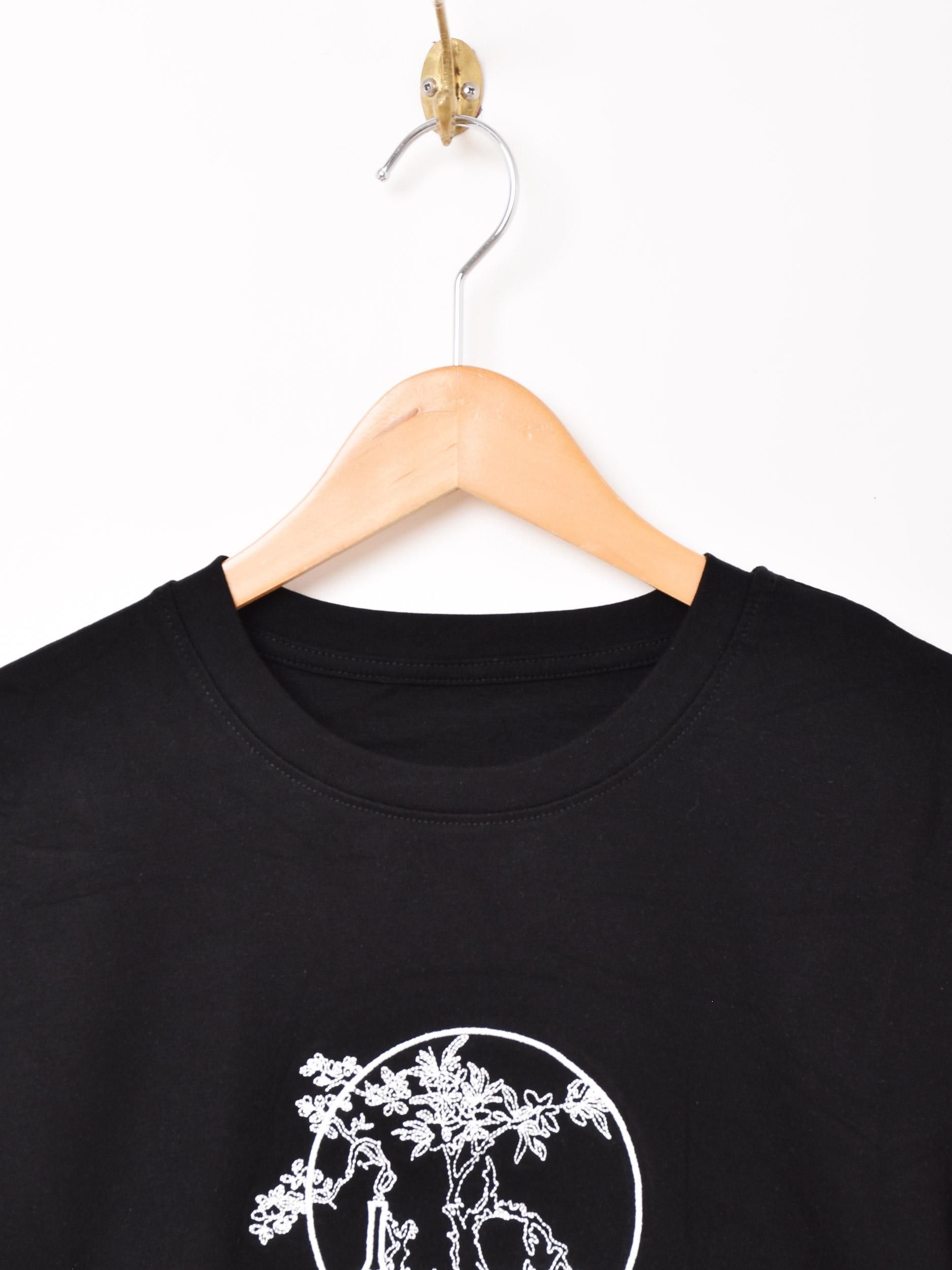 2色展開】オリエンタルデザイン 刺繍入り Tシャツ ブラック - 古着屋