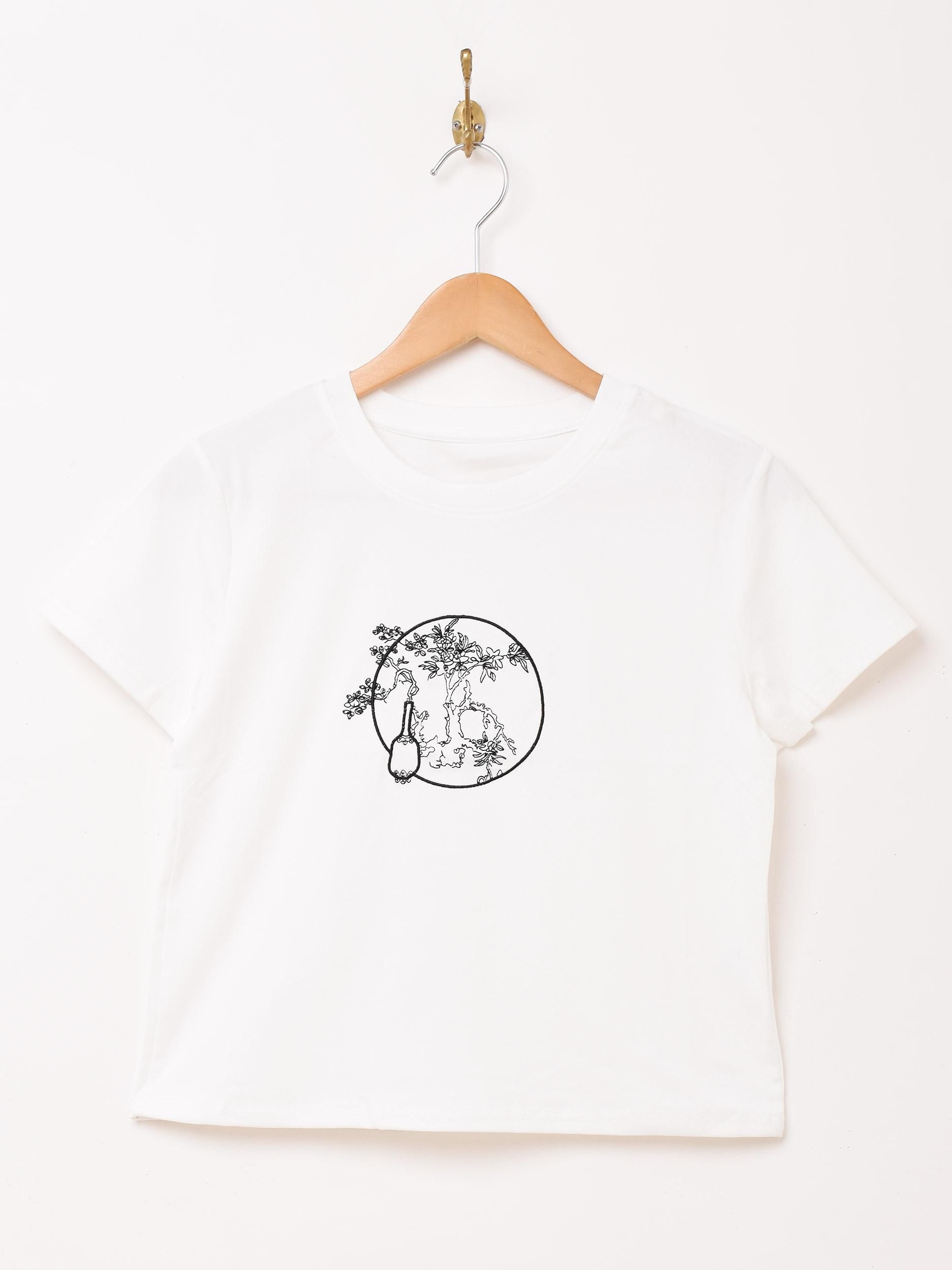 2色展開】オリエンタルデザイン 刺繍入り Tシャツ ホワイト