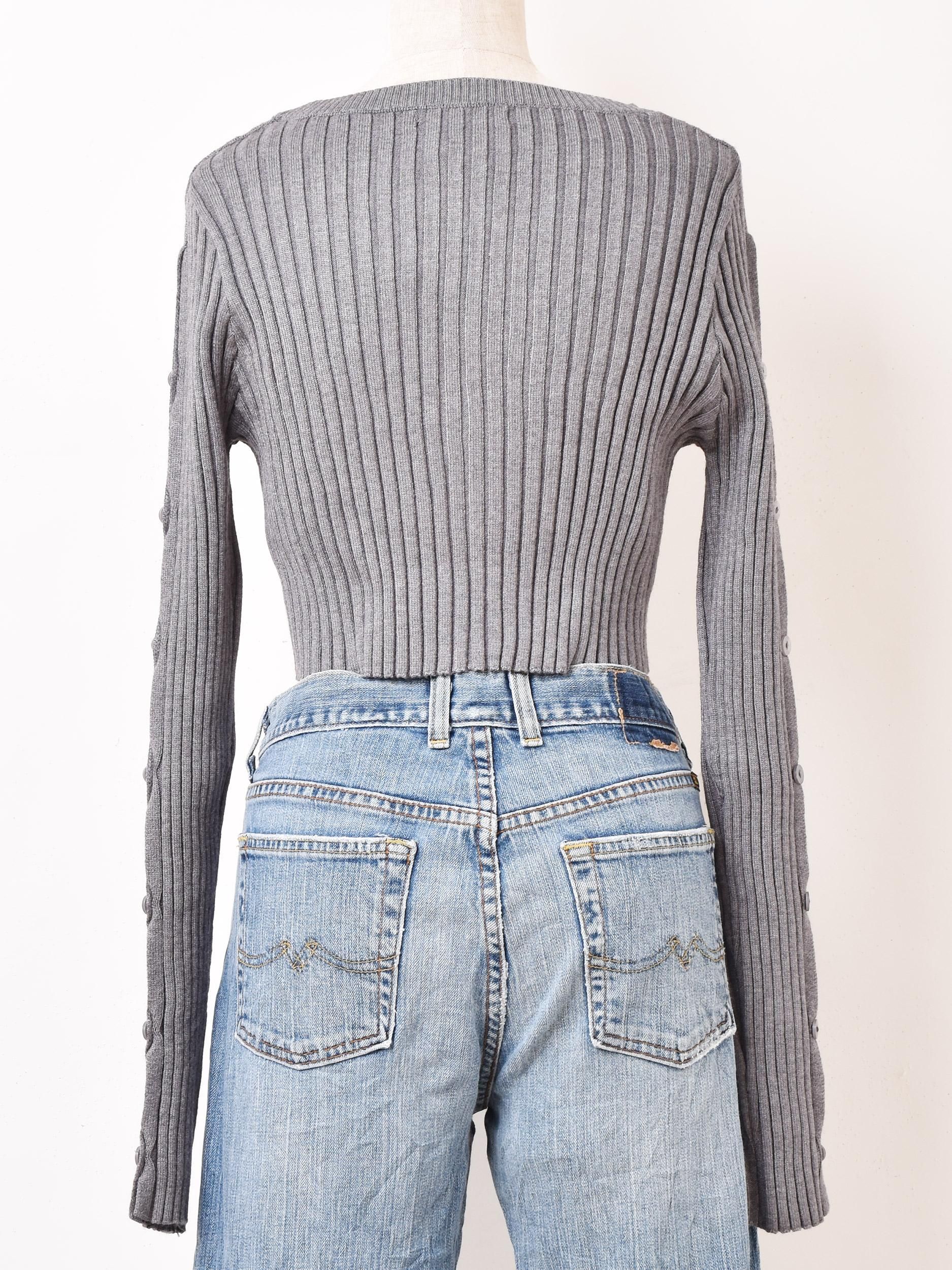 5色展開】「Meridian」クロップド サイドボタン リブセーター グレー