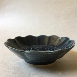 阿部春弥 淡ルリ陽刻鉄線文輪花小皿 - うつわ羊 online shop