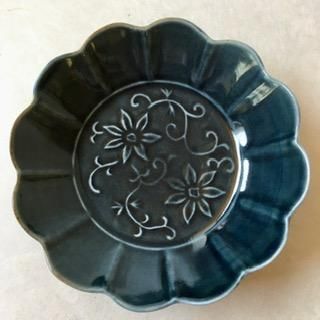 阿部春弥 淡ルリ陽刻鉄線文輪花小皿 - うつわ羊 online shop 阿部春弥 淡ルリ陽刻鉄線文輪花小皿 - うつわ羊 online shop