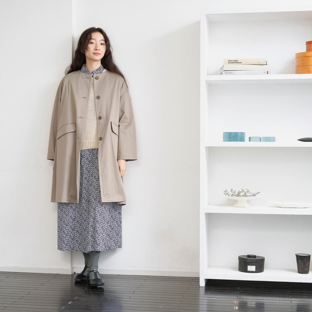 コットンラミーサテンストレッチ ノーカラーバックタックコート