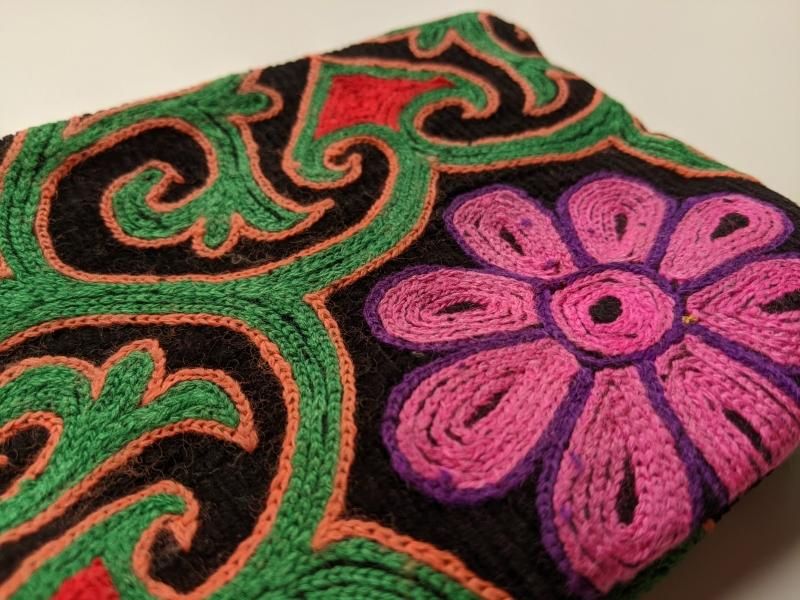 あざらし　カザフ刺繍カバーとアンティークスープ皿 遊牧民の手仕事・カザフ刺繍のクッションカバー2枚セット（S