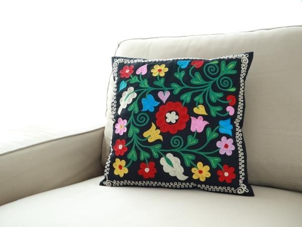 カザフ刺繍のリメイク・クッションカバー(42cm四方・C) - 縁shop5 カザフ刺繍のリメイク・クッションカバー(42cm四方・C) - 縁shop5