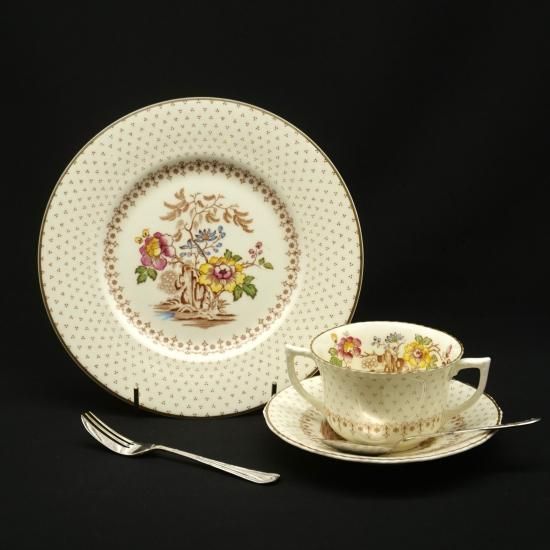 ロイヤルドルトン｜珍しい両手ハンドルのティーカップ＆ソーサー＋