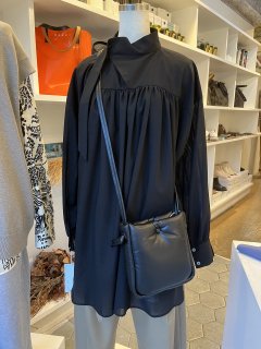 <img class='new_mark_img1' src='https://img.shop-pro.jp/img/new/icons1.gif' style='border:none;display:inline;margin:0px;padding:0px;width:auto;' />rito structure（22AW）SHIRRING STAND COLLAR BLOUSE　BLACK　　