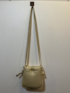 <img class='new_mark_img1' src='https://img.shop-pro.jp/img/new/icons20.gif' style='border:none;display:inline;margin:0px;padding:0px;width:auto;' />rito structure22AWECO LEATHER PADDED SMALL BAGIVORY