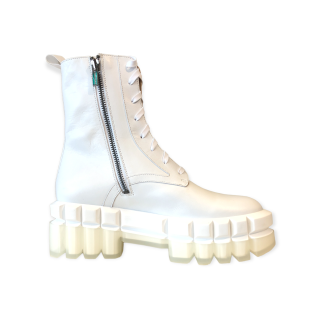 <img class='new_mark_img1' src='https://img.shop-pro.jp/img/new/icons20.gif' style='border:none;display:inline;margin:0px;padding:0px;width:auto;' />CLERGERIE   GOTTY　ANKLE BOOTS　WHITE
