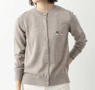 <img class='new_mark_img1' src='https://img.shop-pro.jp/img/new/icons1.gif' style='border:none;display:inline;margin:0px;padding:0px;width:auto;' />MAISON KITSUNE (23AW）DOUBLE FOX HEAD PATCH R-NECK CARDIGAN（BEIGE MELANGE）