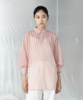 <img class='new_mark_img1' src='https://img.shop-pro.jp/img/new/icons55.gif' style='border:none;display:inline;margin:0px;padding:0px;width:auto;' />LOGO PRINT GATHER BLOUSE / ץȥ㥶֥饦