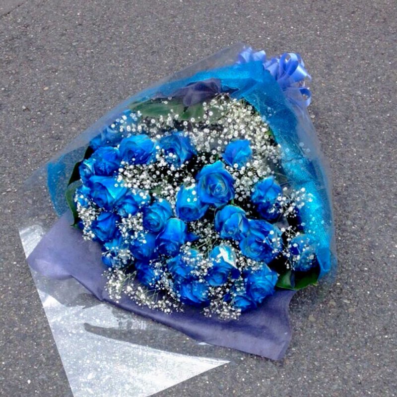 青バラとカスミソウの花束
