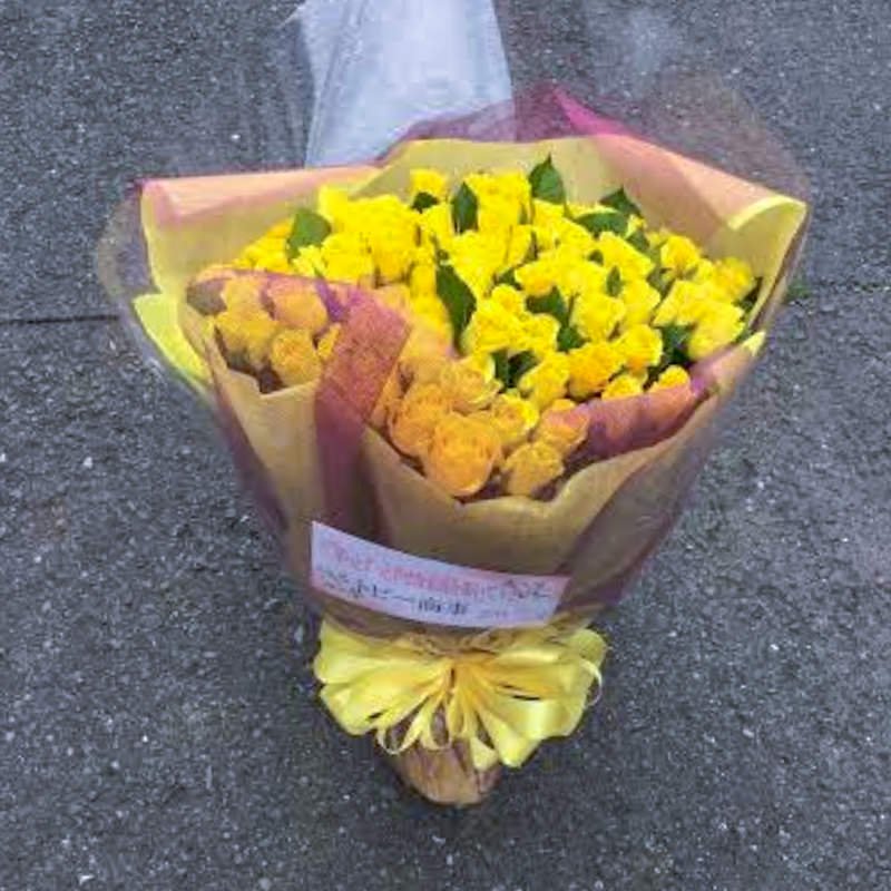 黄色バラ50本の花束
