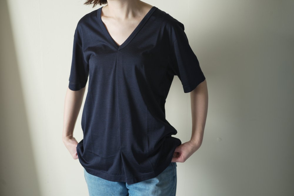 MAATEE&SONS SILK V NECK (NAVY)