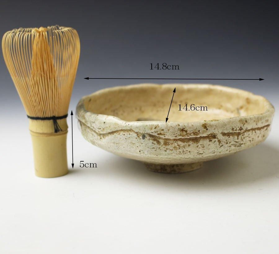 大津絵茶碗 敬山造 師走の茶会の取り合わせに面白いのでは？ 彫絵唐津 茶碗 – 鶴田 純久の章 お話