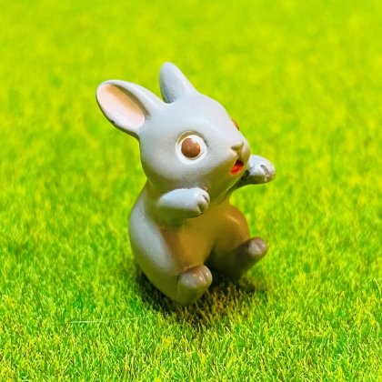 【関連商品】旅するウサギ：グレーのウサギさんのミニフィギュア