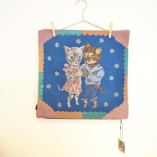 <img class='new_mark_img1' src='https://img.shop-pro.jp/img/new/icons1.gif' style='border:none;display:inline;margin:0px;padding:0px;width:auto;' />クッションカバー Dance cats ナタリーレテ