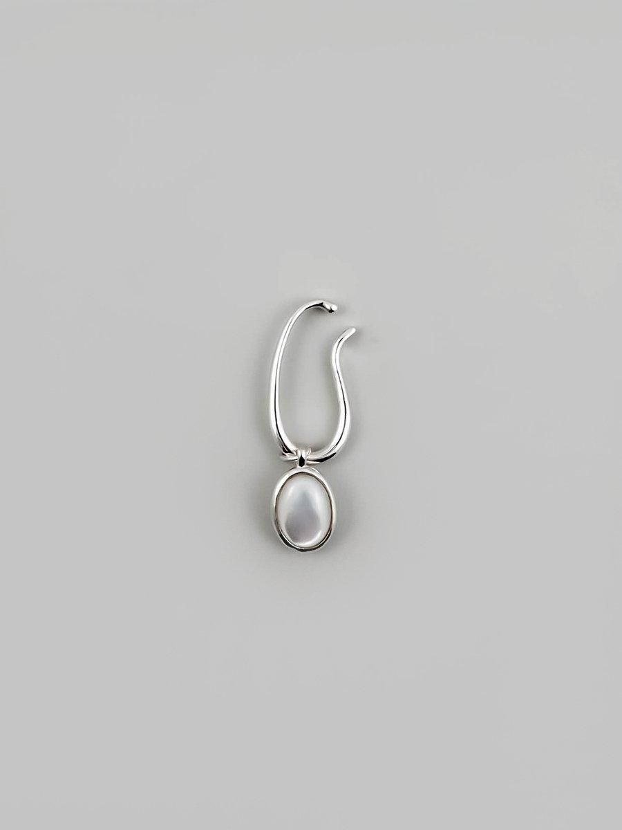 Liquid ACE-004 oval cabochon earcuff