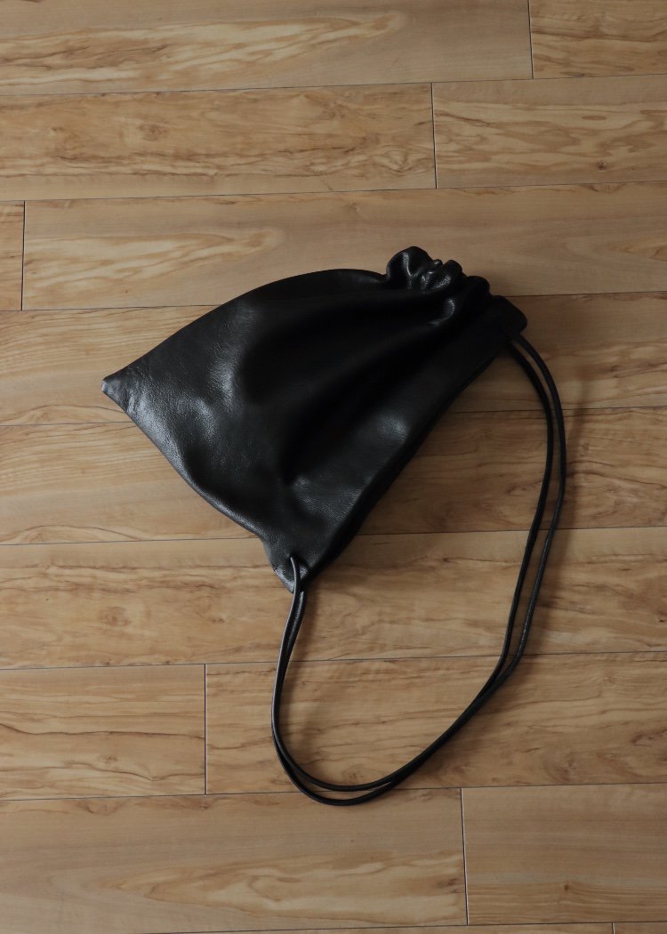 GABRIELA COLL GARMENTS GATHERED CROSSED LEATHER BAG / Black 