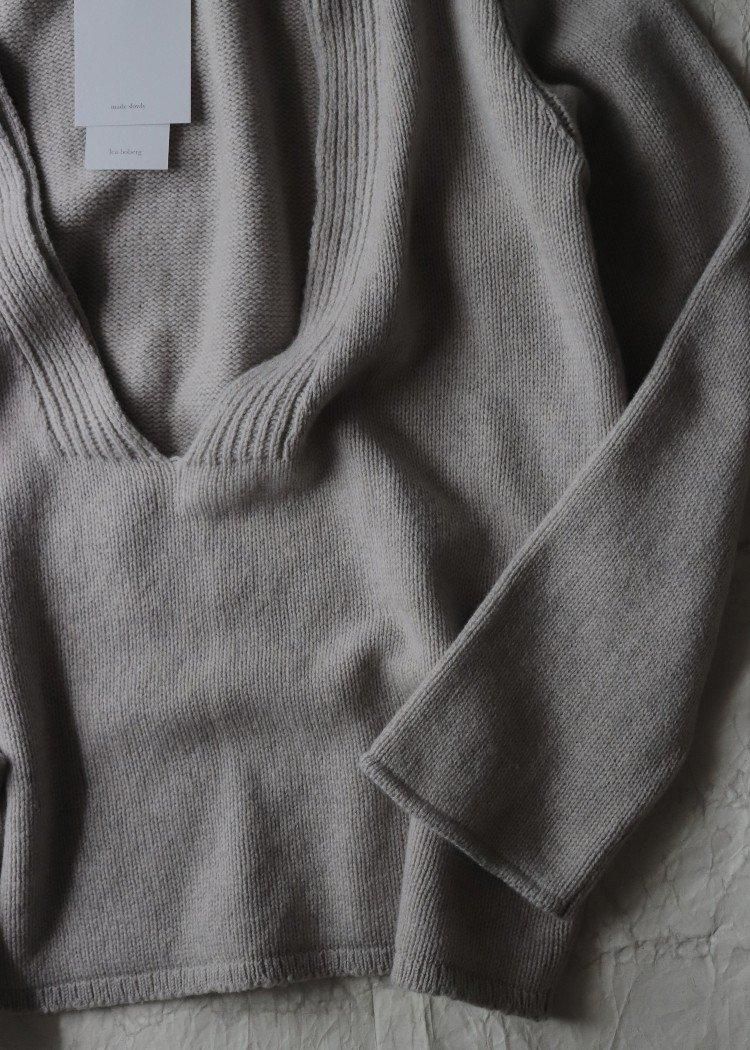 Lea Boberg 【KNITTED V NECK JUMPER / STONE 】 - faye project