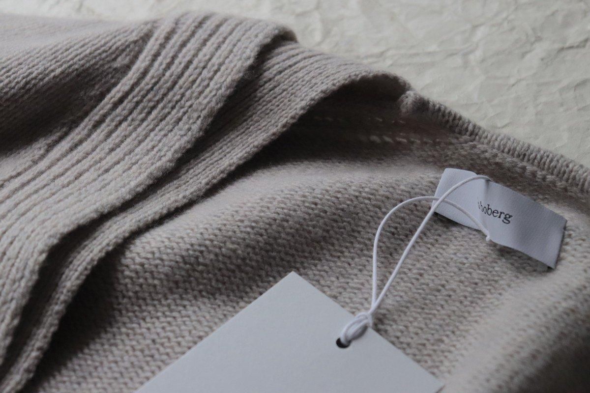 Lea Boberg 【KNITTED V NECK JUMPER / STONE 】 - faye project