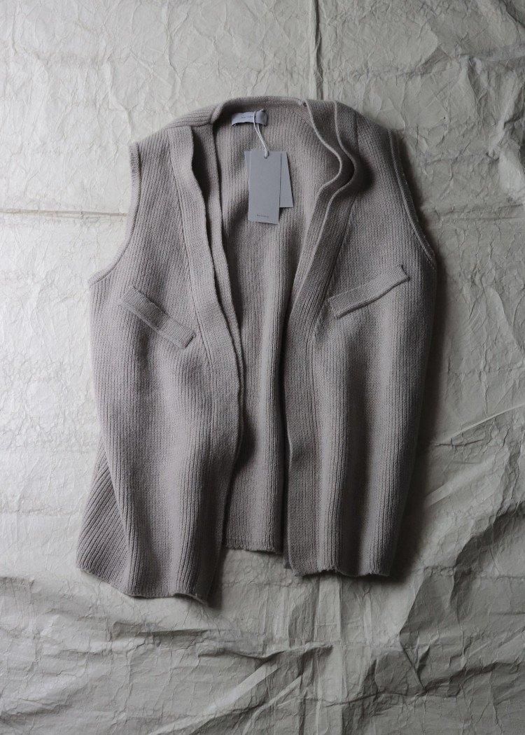 Lea Boberg  KNITTED V NECK VEST / STONE 