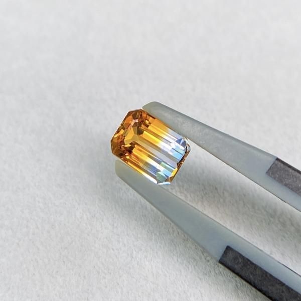 パラジウムシルバー950 オレンジサファイア チャーム 人気配色☆ハイクオリティ バイカラーサファイア ゴールデン