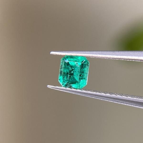 目を引くネオングリーン☆コロンビア産エメラルド 0.104ct