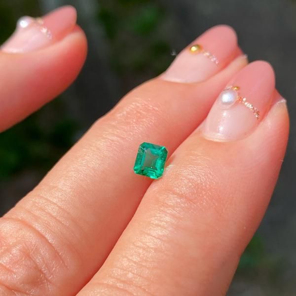 はるネオングリーンが美しい★コロンビア産エメラルド★リングオーダー コロンビア産 エメラルド ルース 0.150ct 蛍光レッド発光 王道