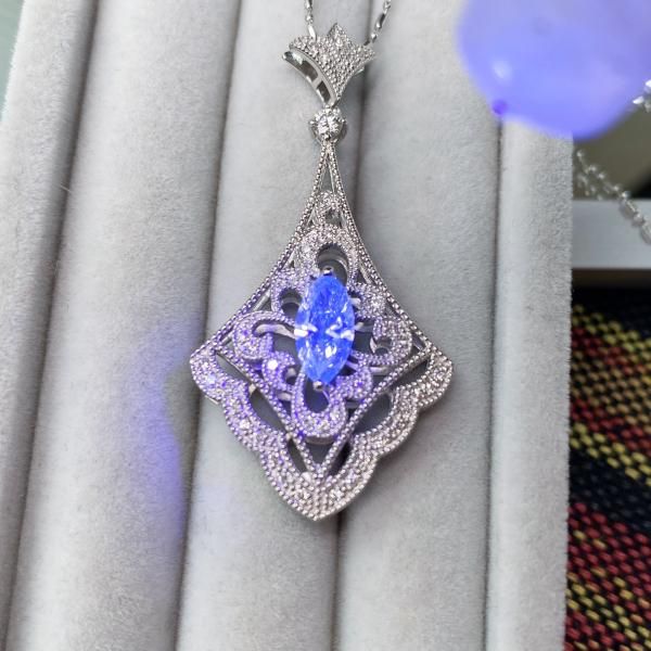 マーキスダイヤモンド 豪華ペンダントネックレス 0.728/0.30ct