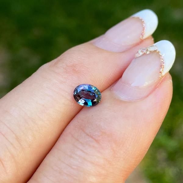 大粒極美☆天然アレキサンドライト オーバル 0.554ct 青地～赤紫 激変