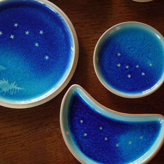 やちむん 青の煌き三日月皿【きら星工房 秋元ナナ】 - おきなわ やちむん 青の煌き三日月皿【きら星工房 秋元ナナ】 - おきなわ