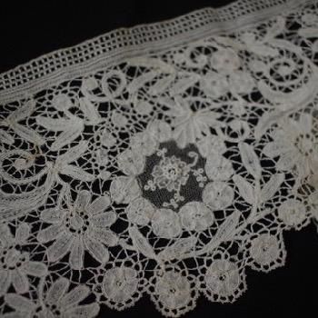 ニードルポイント ポワン・ド・ガーズ レース ハンカチ 花 リボン