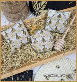 Tiny Stitch Things-Bee 
