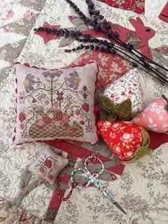 <img class='new_mark_img1' src='https://img.shop-pro.jp/img/new/icons14.gif' style='border:none;display:inline;margin:0px;padding:0px;width:auto;' />Strawberry Basket Pinkeep And Scissor Fob  