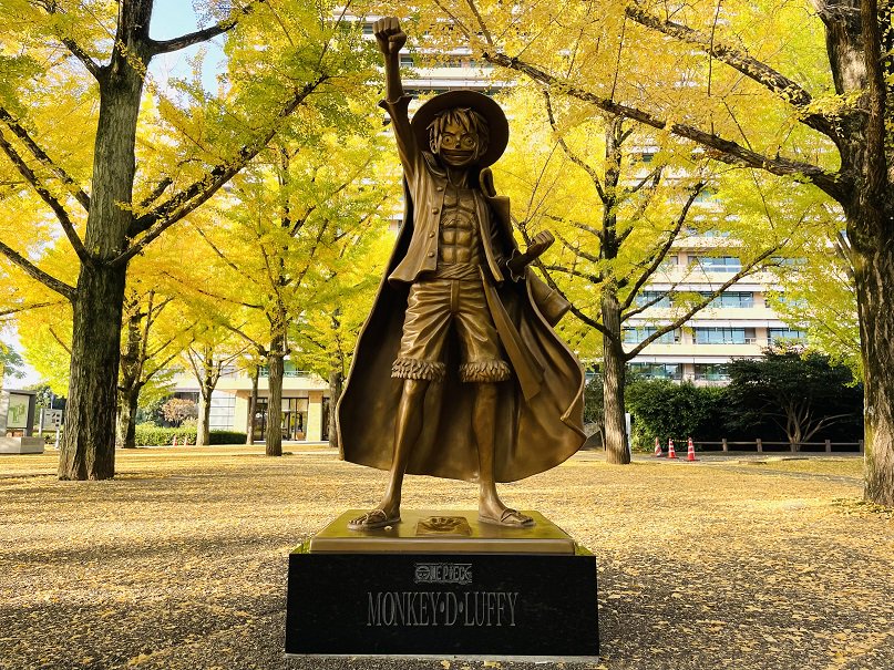 熊本県庁いちょう並木ルフィ銅像