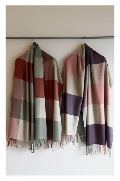 <img class='new_mark_img1' src='https://img.shop-pro.jp/img/new/icons8.gif' style='border:none;display:inline;margin:0px;padding:0px;width:auto;' />Cashmere Block Check Stole