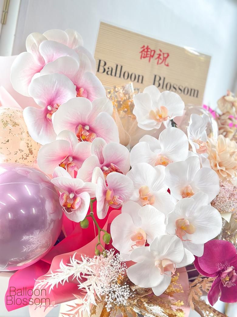 胡蝶蘭アレンジメントの紅紫色の造花の胡蝶蘭アップ
