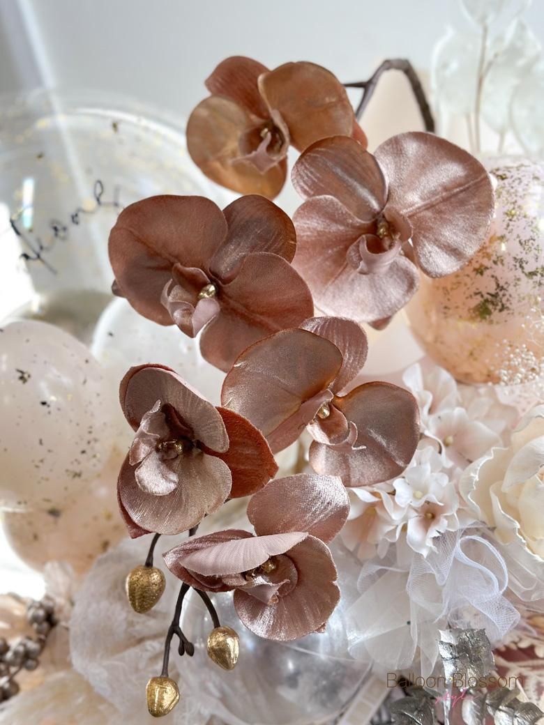 胡蝶蘭アレンジメントのベルベット生地で作られた造花の胡蝶蘭アップ