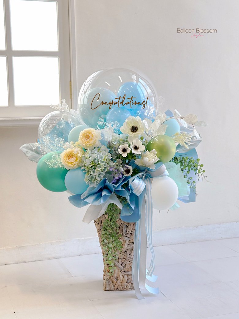 アイスブルーのクリアなバルーンと豪華なお花の組み合わせアレンジメントの全体像