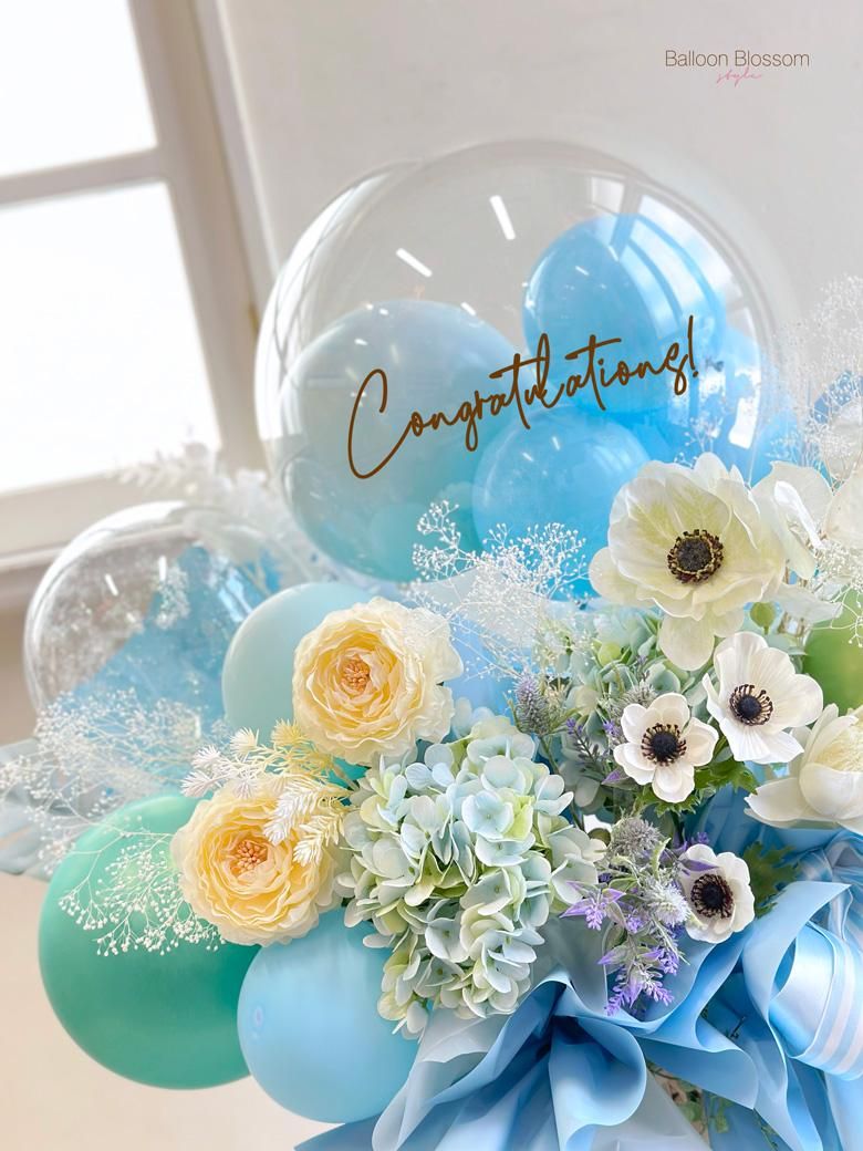 アイスブルーのクリアなバルーンと豪華なお花の組み合わせアレンジメントのお花部分
