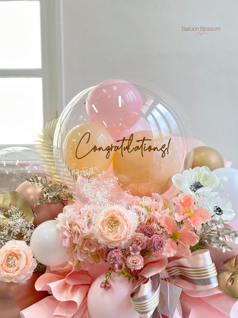 アレンジメント中央にあるクリアバルーンには、Congratulations!の文字入り"