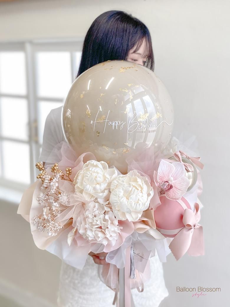 女の子がおしゃれにブーケを持った画像