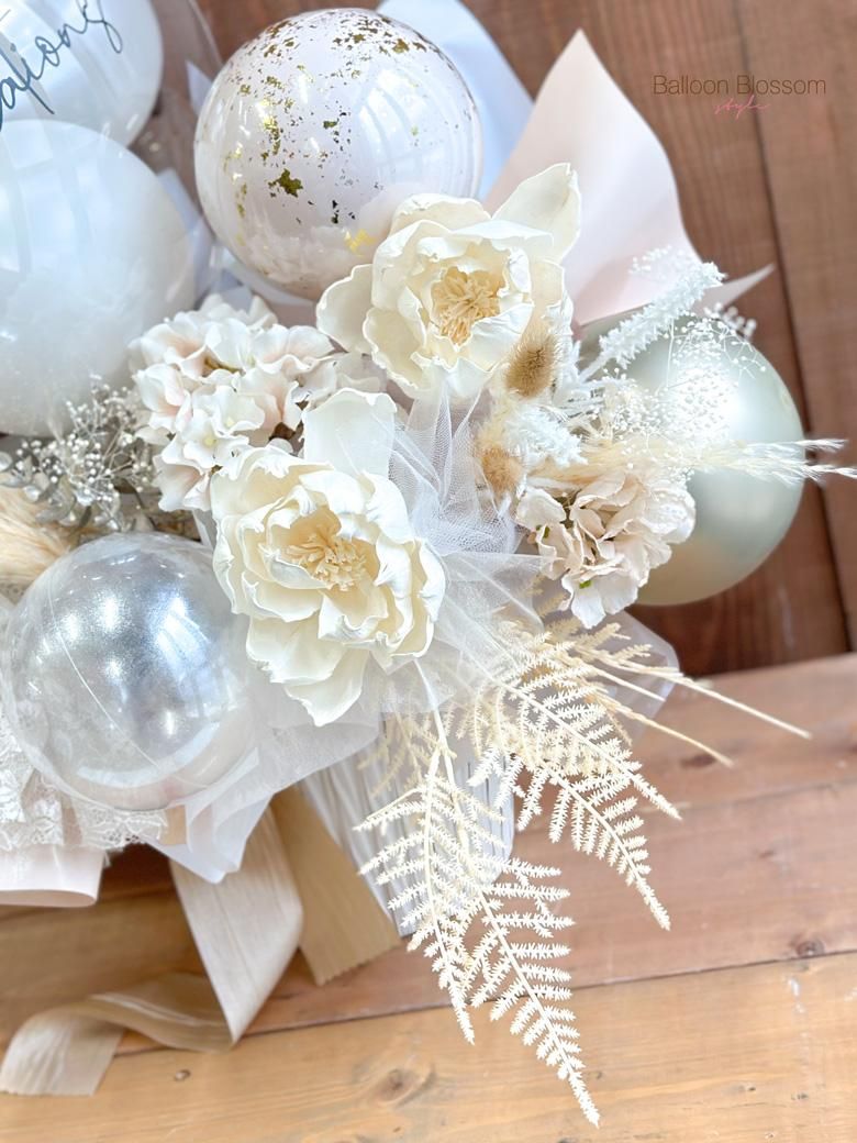 クリアなバルーンと豪華なお花の組み合わせアレンジ「ベージュホワイト」の花材アップ
