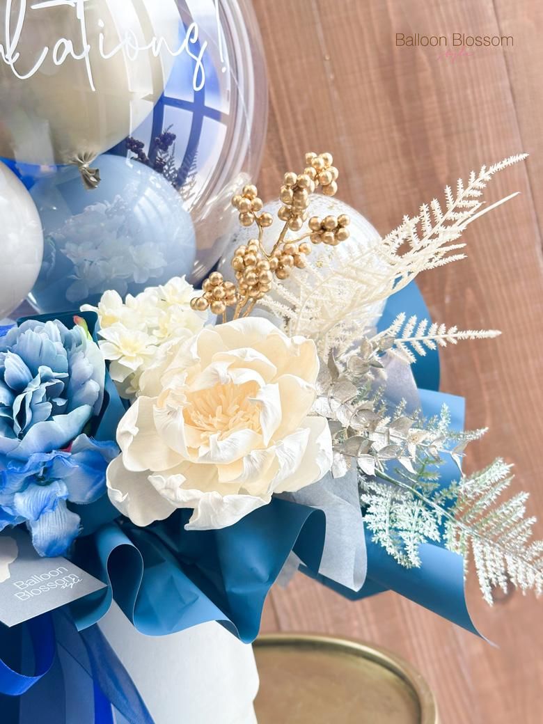 ロイヤルブルーカラーのバルーンとお花の組み合わせアレンジの、お花部分アップ
