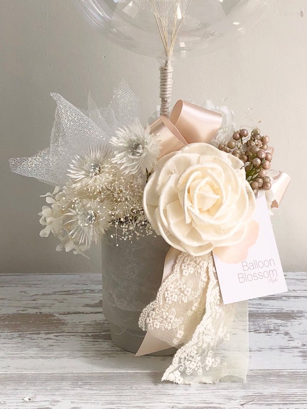 結婚式への電報におすすめ 花とバルーンのお祝いギフト かすみ草がおしゃれなフラワーバルーンのアレンジメント バルーンブラッサムスタイル